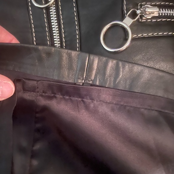 Michael Kors LeatherSkirt size 6.Two front pockets.Looks like brand new.18”long - Picture 6 of 7